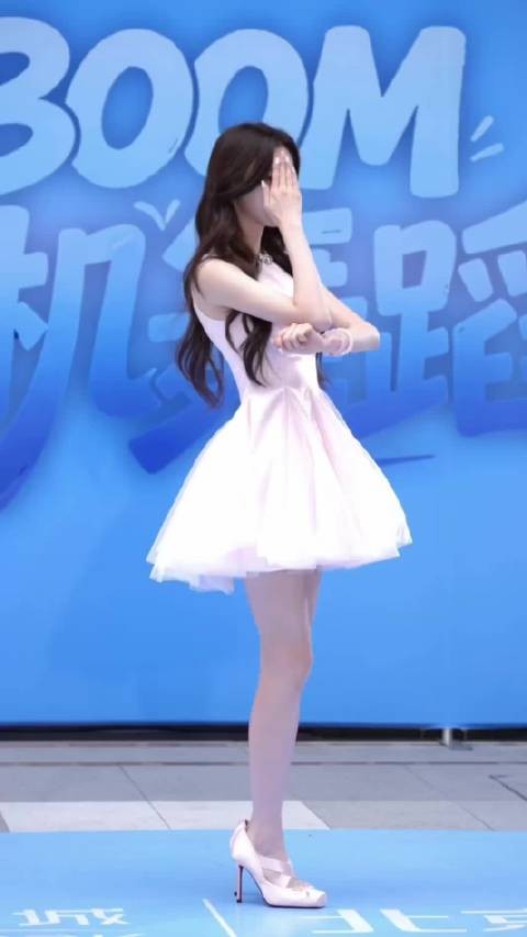 这动作 这长相 结果你和我说是素人吗?