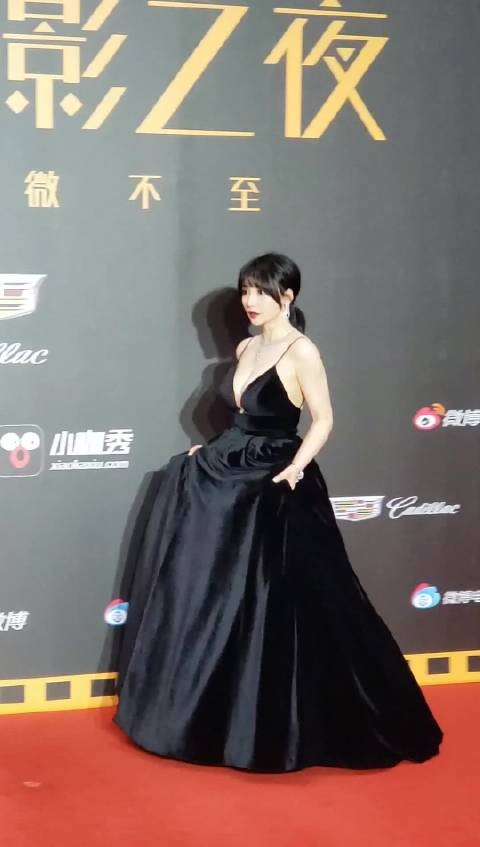 柳岩微博之夜直拍 身穿黑色连衣裙ノ