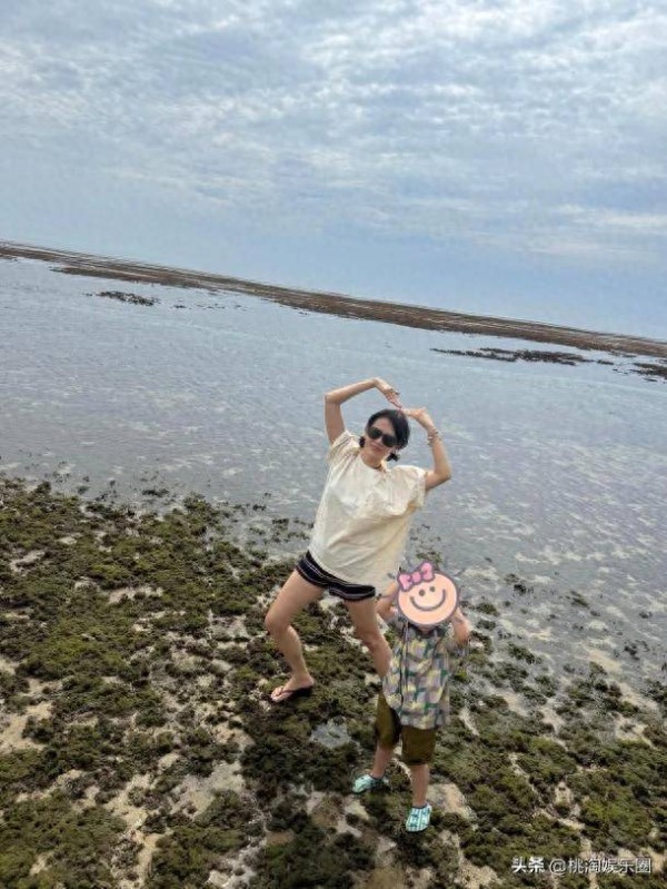 44岁孙艺珍带儿子外出旅游晒照 扎双马尾牵手儿子展现温馨日常