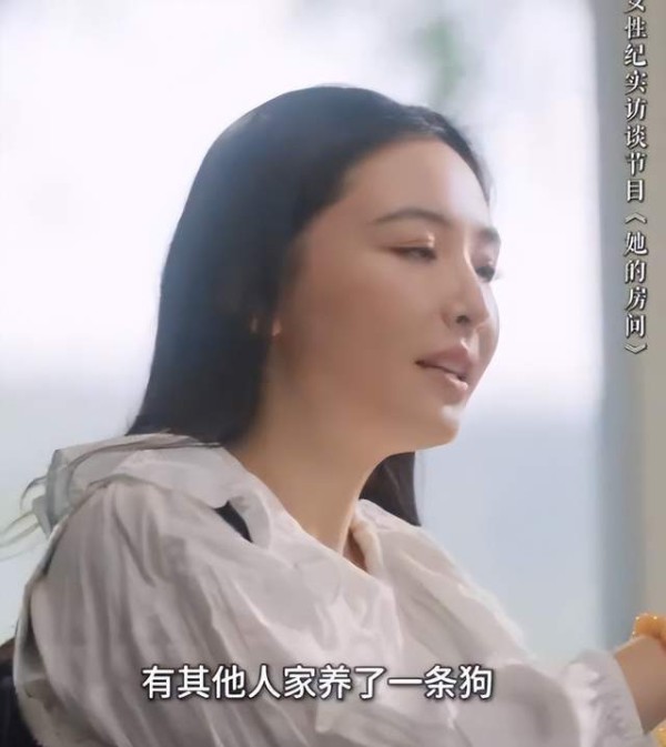 吴倩自曝小时候被狗咬伤后，被爸爸打掉牙齿，不敢吐硬吞进肚子