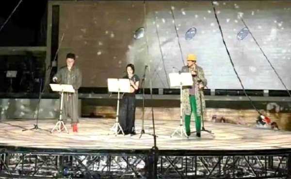 台本、提词器、念错词,480到880块的票价,看了一场“影帝影后剧本朗读会”