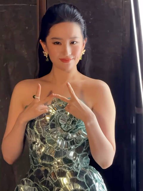 刘亦菲W电影之夜状态惊艳,鼻基底优越抗老能力突出
