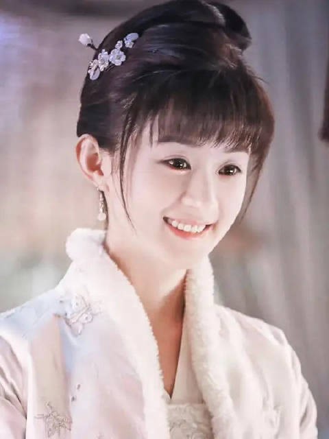 明兰撞破如兰跟文炎敬私会,被她拽进她屋里,两人交心