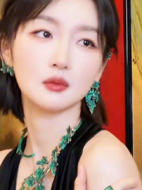 周冬雨风波后素颜现身阿那亚,与曹保平导演低调交谈