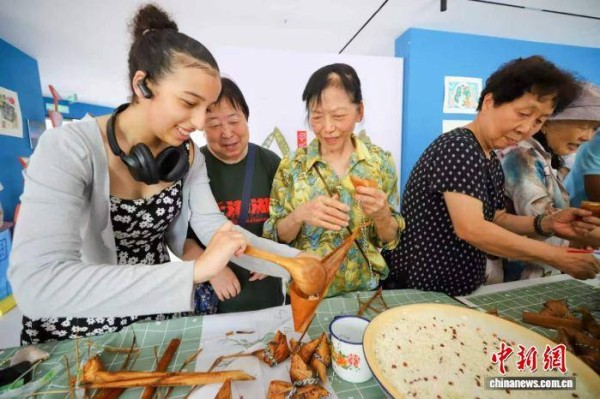 粽叶飘香迎端午 国际海员留学生感受港城“中国味”