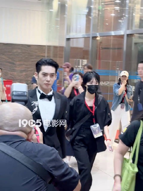 意气风发！于适对镜头打招呼