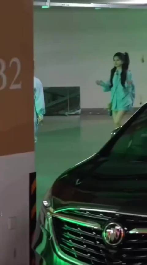 奔跑吧收官全员穿队服亮相,白鹿戴蓝色美瞳