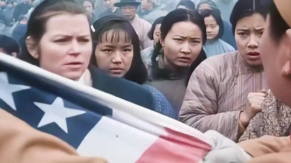 鬼子被美国女人打了一巴掌,可他却不敢报复