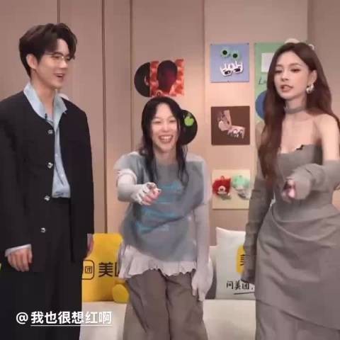 进来看窦靖童跳舞,太可爱了吧!长发的窦靖童也是第一次见好像