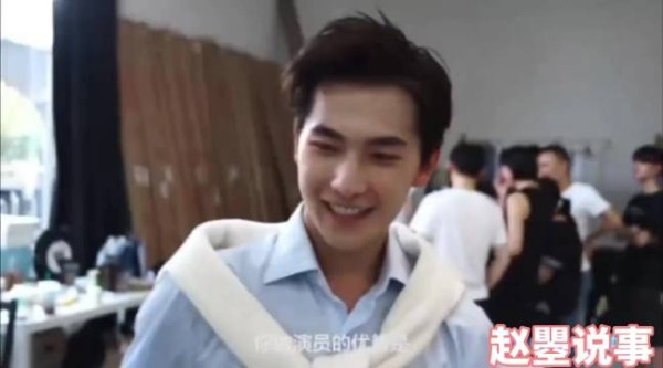 杨洋素颜出镜显板正精神面貌，不纹身坚守原则