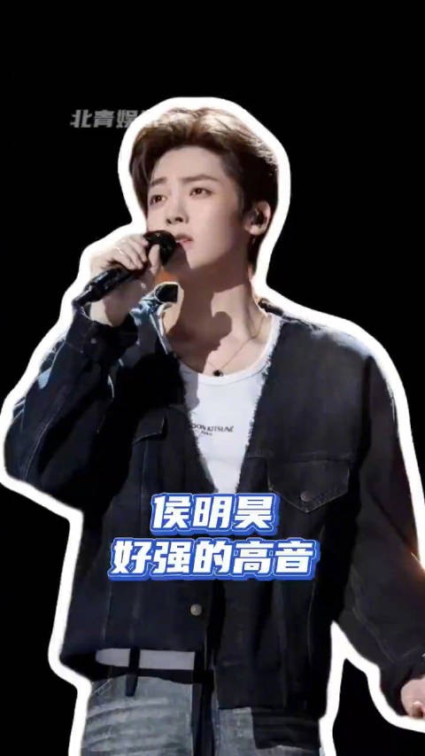 侯明昊唱到动情处眼眸泛红