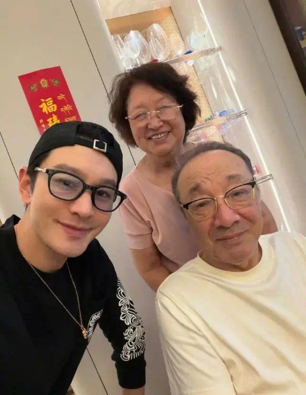 黄晓明端午节晒妈妈包的粽子,一家三口好幸福!小海绵跟妈妈过节