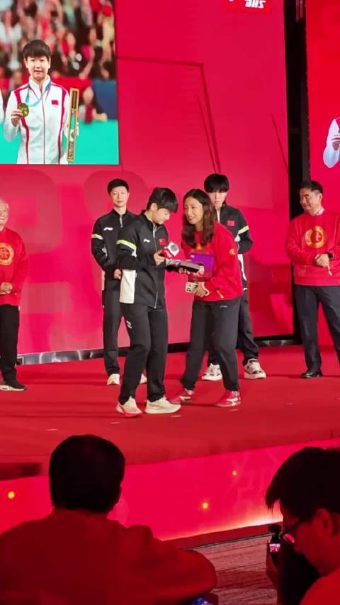 孙颖莎这无敌的松弛感，红双喜年会发言完整版!孙颖莎这松弛感简直无敌了