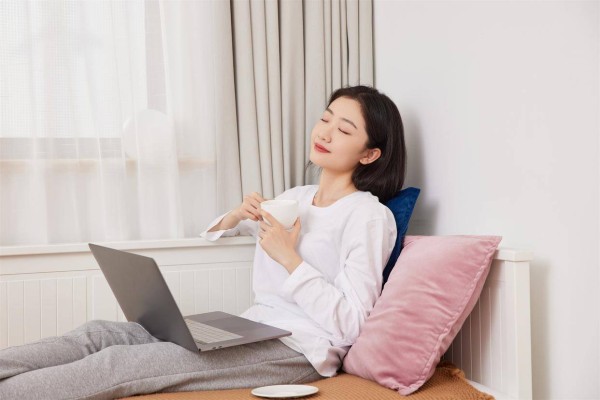 结了婚的女人,要是由着你这么碰她,那肯定是对你有意思