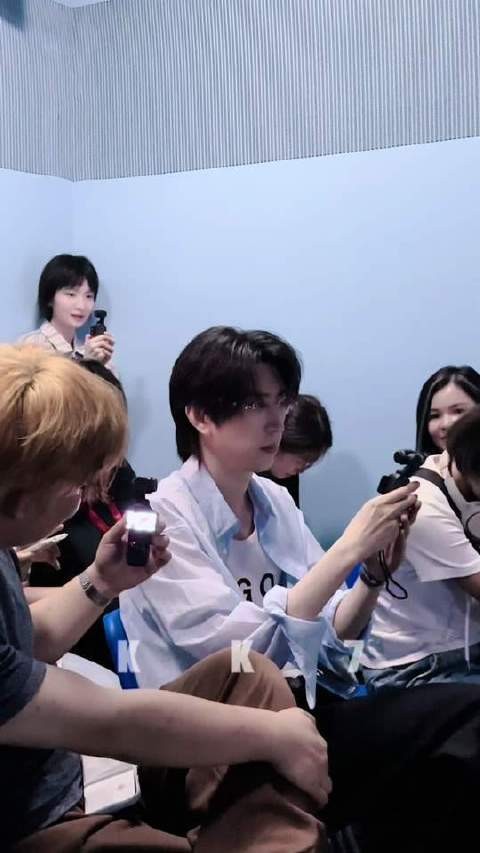 两人像小学生般斗嘴长达六分钟