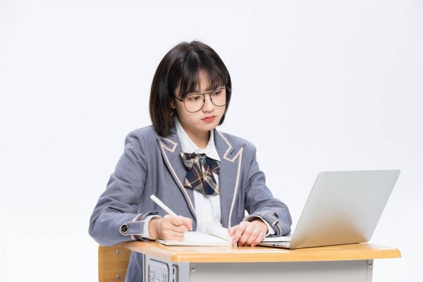 结了婚的女人要是发了疯地想一个婚外的男人,会有这三个痕迹,而且不会天天联系