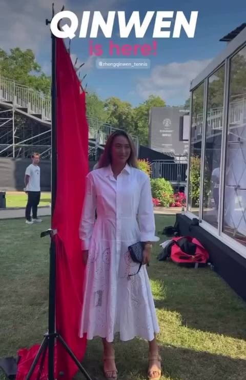 郑钦文出席巴特洪堡赛晚宴,与斯瓦泰克等球员欢聚