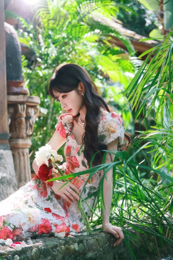 田曦薇穿碎花长裙笑容甜美