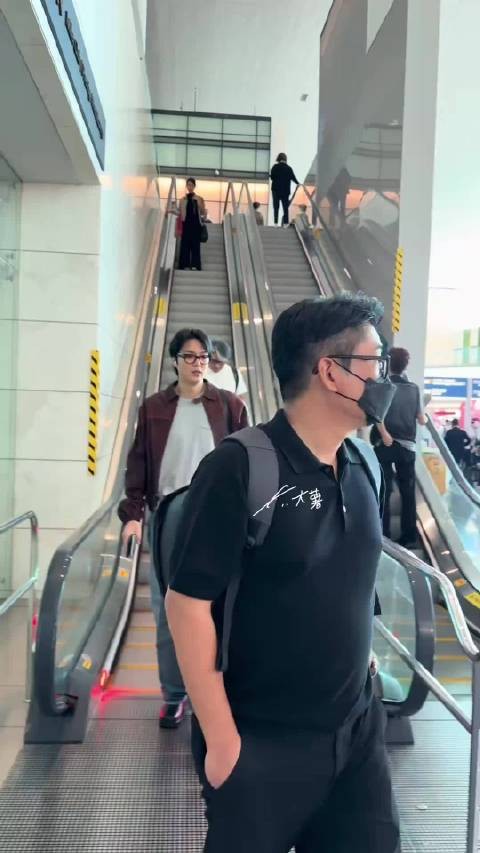 竟然牵到了李敏镐的手！
