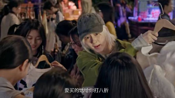 我的妈呀，关晓彤也逃不过摆地摊被城管追吗 这是我能看到的剧情吗