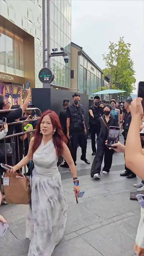 景甜确实漂亮,尤其在人堆里面