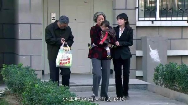 金婚:小宝就要走了,佟子是一直舍不得撒手,一直抱着不给!