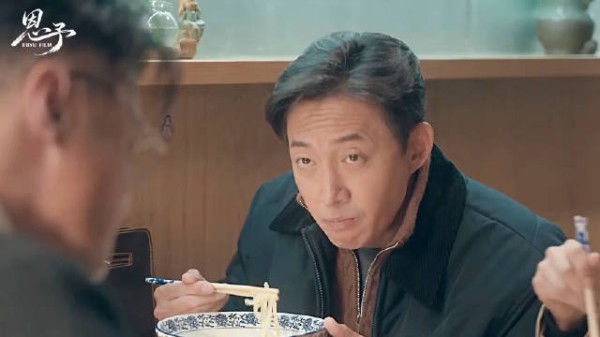 他在吃饭时忽然发现,家财万贯地产大亨,居然就是他苦寻多年的银行抢劫犯