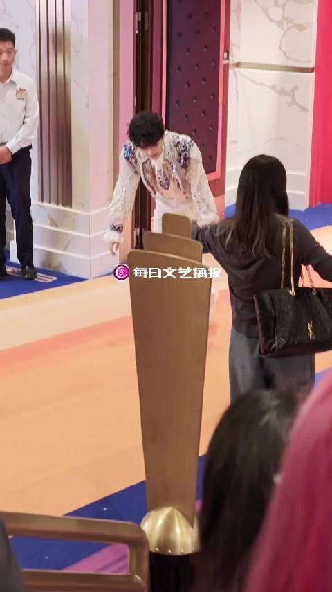 播报看现场｜强如周深也险些被秋老虎打败！又唱又跳太热啦！