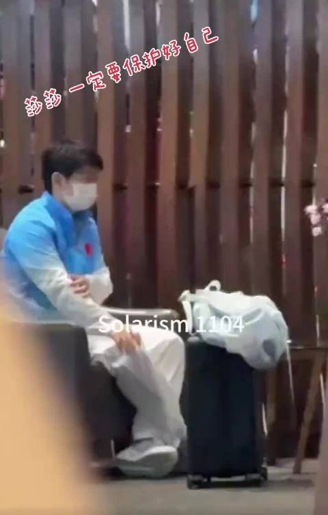 孙颖莎亚运出发机场遭拥挤,不停揉胳膊