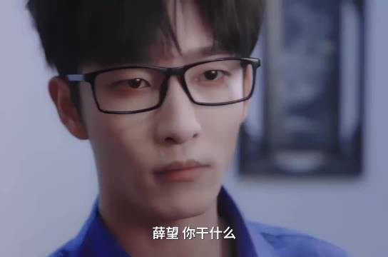 明知道不应该他却还是不可自拔的爱上了,她越是逃离他越要强求