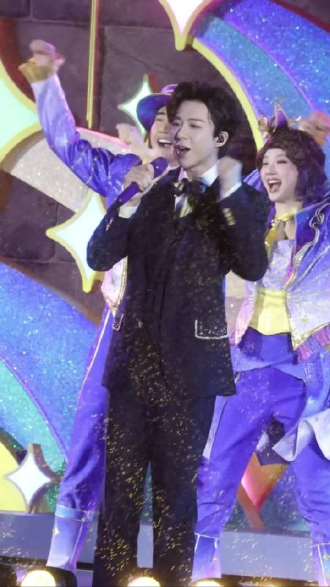 刘宇宁雨中演绎迪士尼十周年主题曲