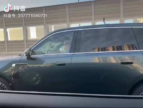 握草，雷总竟然亲自开澎程 ，不是有司机吗？