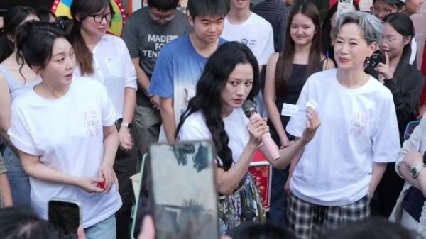 这段好好笑,不过谁都会被倪虹洁吓一跳吧,学狗叫宣传新电影太可爱了