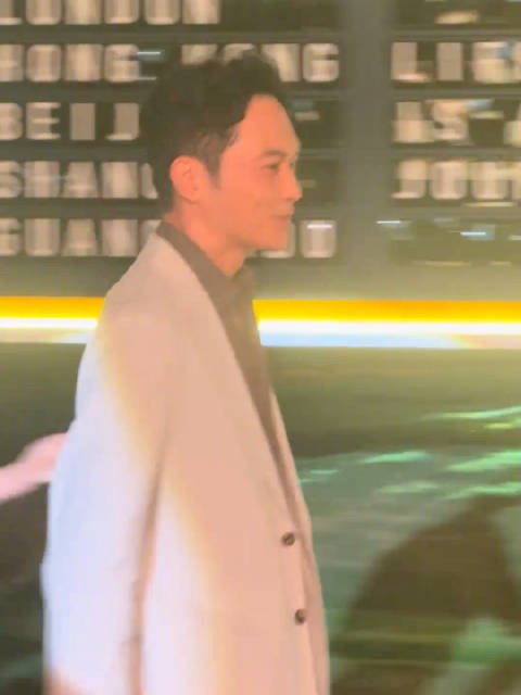 张智霖空降上海前滩,55岁的他怎么还这么帅!