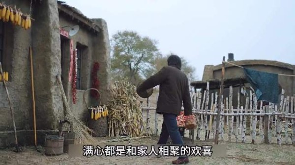 满心都是和家人相聚的欢喜，不料大门紧锁着