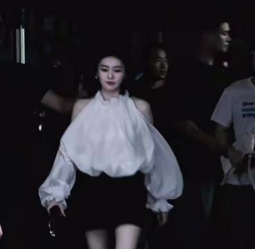 白鹿走路粉报道 白鹿冷脸走路这段好有气场，期待王韵娜