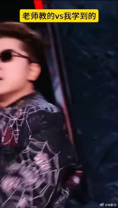 余文乐学爱豆撕咬空气,喜剧效果拉满