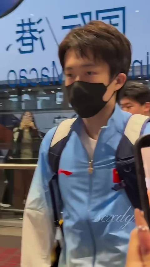 这么早出发还把发型打理了,这娃起床真早 楚钦一切顺利,加油