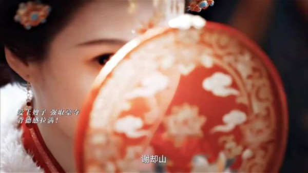 同框镜头细节感好足,连手部的对比都很有故事氛围,越看越有代入感