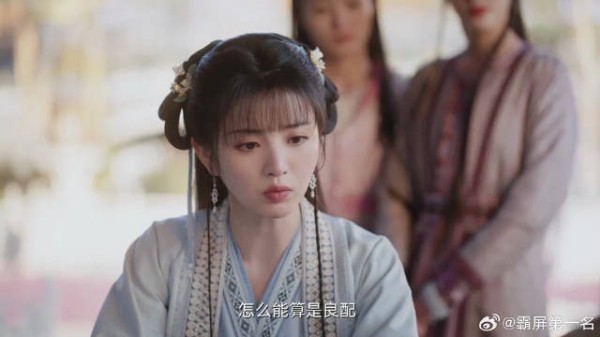 弟弟们都在研究秀女,哥哥立马生气,全部罚跪祠堂