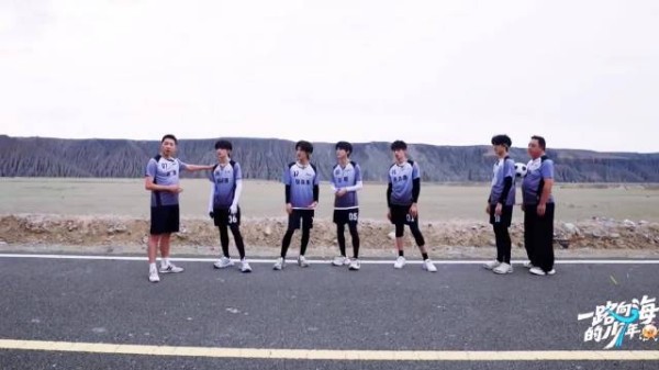 朱志鑫招呼张极试吃被拒，左航指三人料理相同