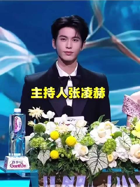 主持人张凌赫全肯定，不仅声音好听而且字正腔圆，干啥啥都行