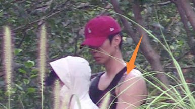李小璐与年轻男子带孩子逛公园，是干儿子？还是新恋情？…