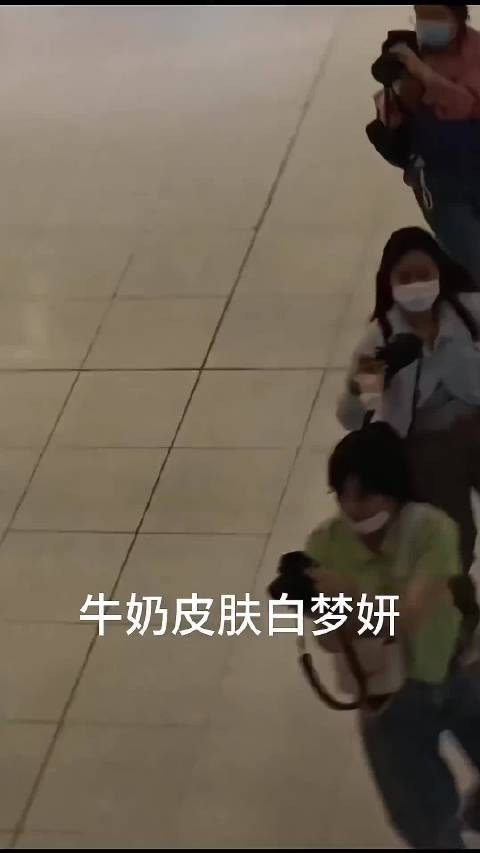 哈哈哈哈哈哈泰国粉丝尖叫声太给力了菠萝妹实