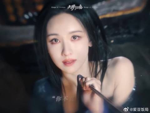 “倘若你真的睁眼看我,我不信你两眼空空”