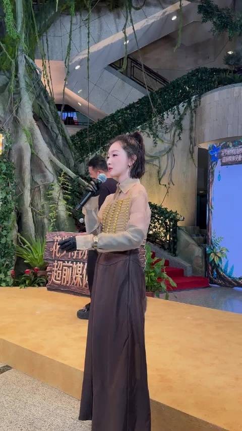 周冬雨与花少导演聊哭,慢慢放松展露脆弱