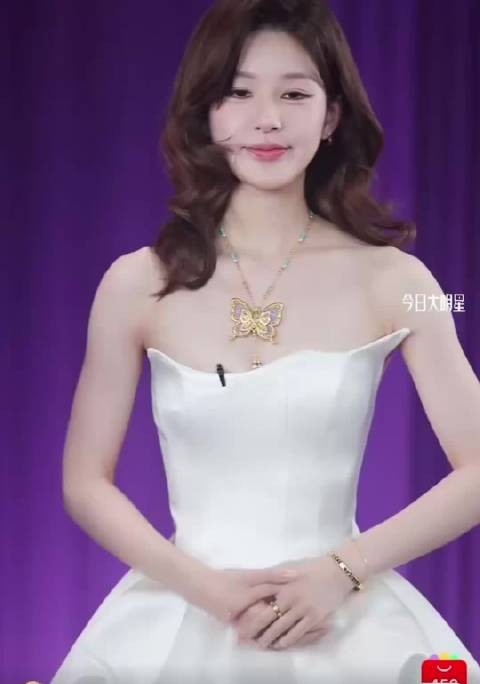 赵露思今日直播营业,这造型你们觉得怎么样呢?