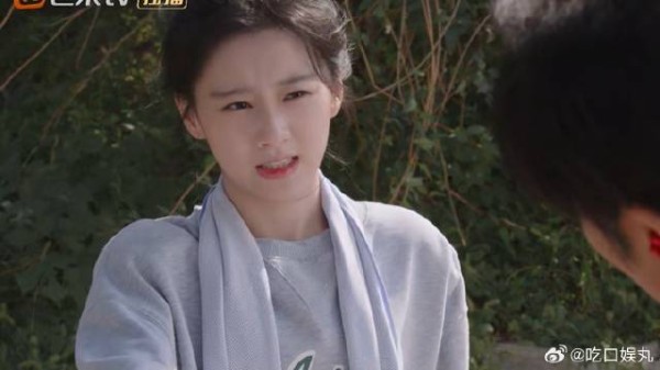 大叔踩到狗屎,美女好心帮忙,意外搭上亿万富商