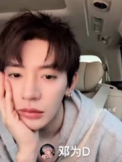 邓为灰色卫衣内搭黑色背心,男友风造型慵懒十足