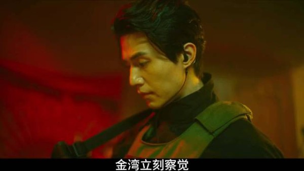 佣兵贝尔微笑投掷手雷,主动抵枪口逼队长开枪